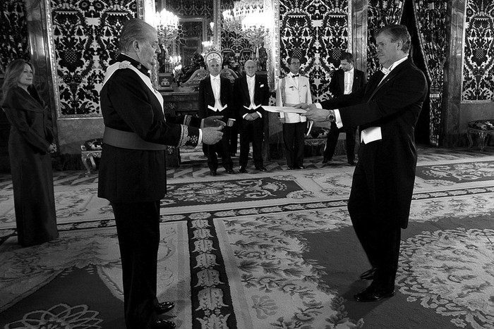 El rey Juan Carlos y Carlos Pita, durante el acto de presentación de cartas credenciales del embajador uruguayo
ante el reino de España. (archivo, enero de 2011) · Foto: Juan Carlos Rojas, Notimex