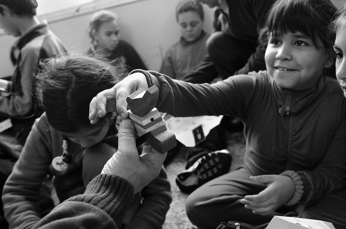 Una niña recibe uno de los juguetes Mymba que el Ministerio de Educación y Cultura entregó ayer al club de niños Rambla Francia del INAU · Foto: Pablo Nogueira