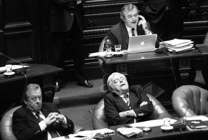 Carlos Moreira, Luis Alberto Lacalle y Jorge Larrañaga, ayer, a las 11.45, durante la interpelación al ministro de Educación y Cultura, Ricardo Ehrlich, en el Senado. · Foto: Pedro Rincón