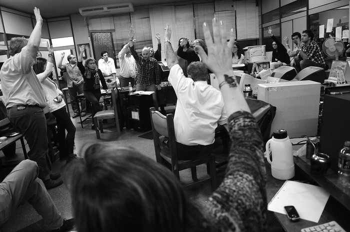 Asamblea de los trabajadores de UNoticias, anoche. · Foto: Nicolás Celaya