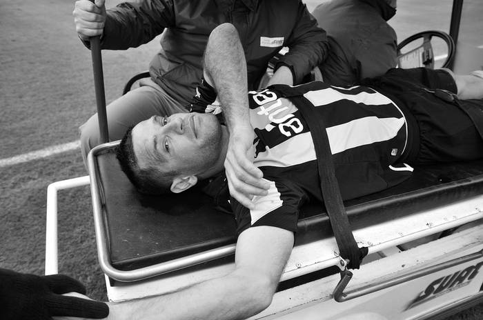 Antonio Pacheco, ayer, cuando era retirado tras sufrir una fractura durante el partido ante Fénix en el estadio Centenario · Foto: Javier Calvelo