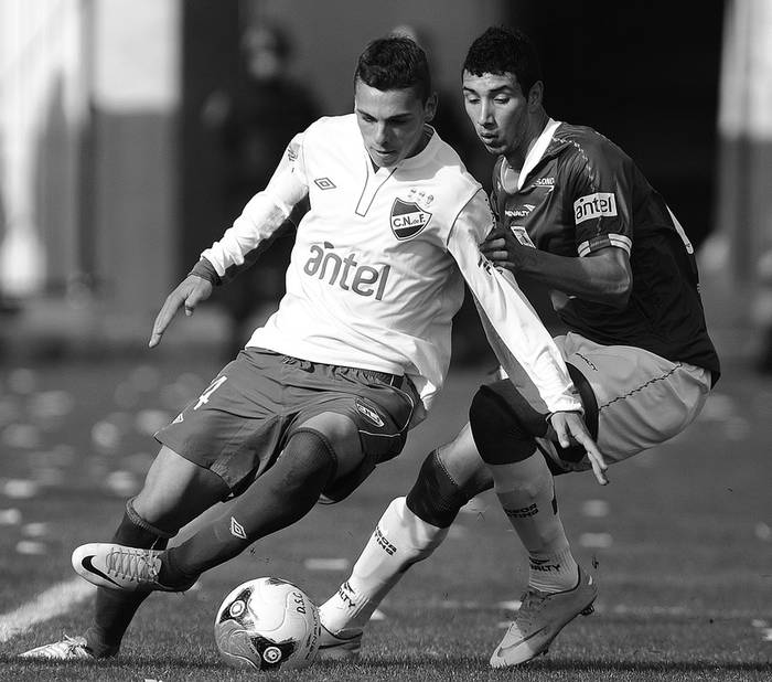 Gonzalo Bueno, de Nacional, y Emilio Zeballos, de Defensor Sporting, el sábado en el estadio Luis Franzini · Foto: Nicolás Celaya