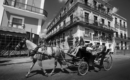 Turistas viajan en un carro, el lunes en La Habana. El Estado cubano autorizó la creación de la primera sección sindical de cocheros, conductores de carros tirados por caballos,
formada por más de 30 trabajadores no estatales o autónomos del sector, en la provincia central de Villa Clara. · Foto: Efe, Alejandro Ernesto Turistas viajan en un carro, el lunes en La Habana. El Estado cubano autorizó la creación de la primera sección sindical de cocheros, conductores de carros tirados por caballos,
formada por más de 30 trabajadores no estatales o autónomos del sector, en la provincia central de Villa Clara. · Foto: Efe, Alejandro Ernesto