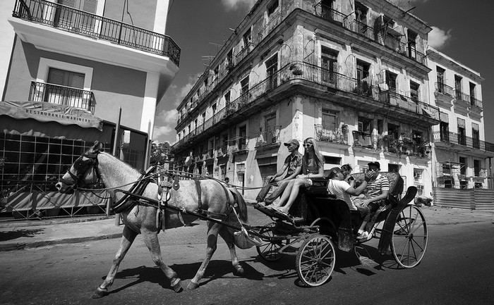 Turistas viajan en un carro, el lunes en La Habana. El Estado cubano autorizó la creación de la primera sección sindical de cocheros, conductores de carros tirados por caballos,
formada por más de 30 trabajadores no estatales o autónomos del sector, en la provincia central de Villa Clara. · Foto: Efe, Alejandro Ernesto