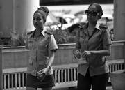 Mujeres militares caminan por una céntrica calle de La Habana