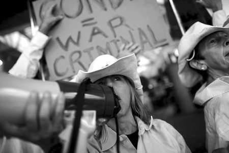 La activista Medea Benjamin, cofundadora de la organización Code Pink, reclama la encarcelación de la ex secretaria
de Estado de Estados Unidos, Condoleezza Rice, por crímenes de guerra, delante de las puertas de la Convención Nacional Republicana
celebrada ayer en el Tampa Bay Forum, en Tampa, Florida. · Foto: Brian Blanco, Efe La activista Medea Benjamin, cofundadora de la organización Code Pink, reclama la encarcelación de la ex secretaria
de Estado de Estados Unidos, Condoleezza Rice, por crímenes de guerra, delante de las puertas de la Convención Nacional Republicana
celebrada ayer en el Tampa Bay Forum, en Tampa, Florida. · Foto: Brian Blanco, Efe