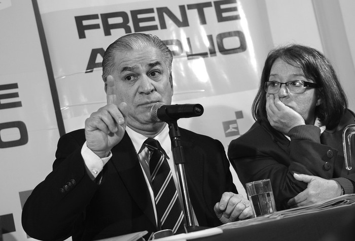 Jorge Venegas y Mónica Xavier, ayer, en la sede del Frente Amplio · Foto: Nicolás Celaya