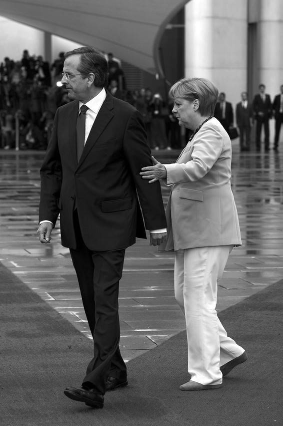 El primer ministro griego, Andonis Samaras, y la canciller alemana, Angela Merkel,
durante el encuentro en el que el dirigente griego le expuso el estado del programa
de reformas para frenar la crisis de su país, en la cancillería federal en Berlín, el viernes. · Foto: Marc Tirl, Efe