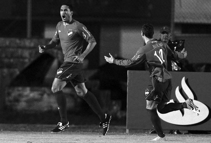 Sebastián Taborda y Gonzalo Bueno, ayer, tras el gol de Nacional ante Loja de Ecuador por la Copa Sudamericana. · Foto: Efe, José Jácome