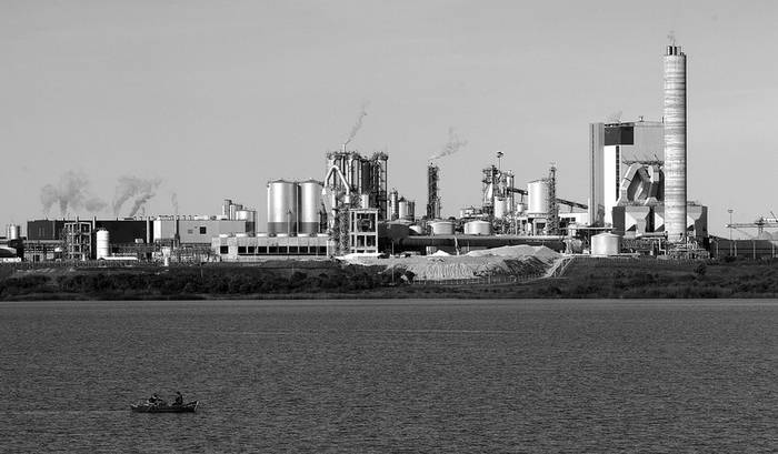 Planta de UPM vista desde la playa Ubici de Fray Bentos.  (agosto, de 2008) · Foto: Sandro Pereyra