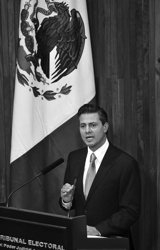 El presidente electo de México, Enrique Peña Nieto, el viernes, durante el acto de entrega de la constancia oficial como mandatario electo de Peña Nieto, en las instalaciones del Tribunal Electoral del Poder Judicial de la Federación (TEPJF) en Ciudad de México. / foto: mario guzmán, efe · Foto: Efe, Mario Guzmán