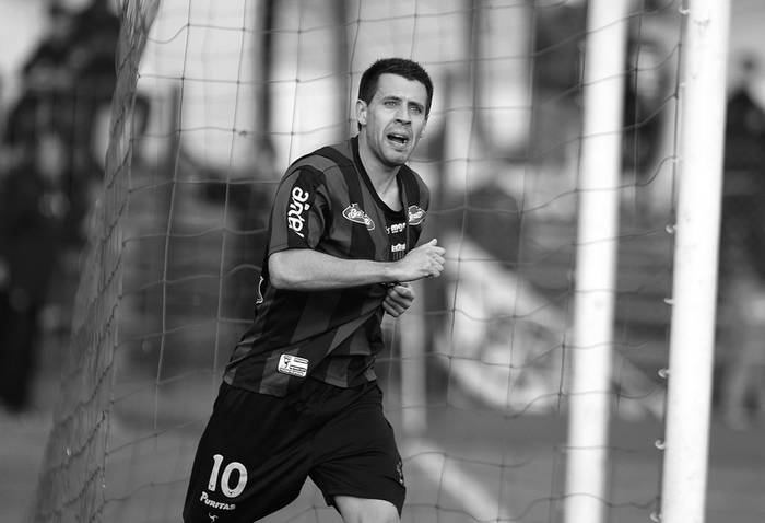 Paulo Pezzolano, ayer, tras convertir el gol de Liverpool ante Cerro, en Belvedere.  · Foto: Pedro Rincón