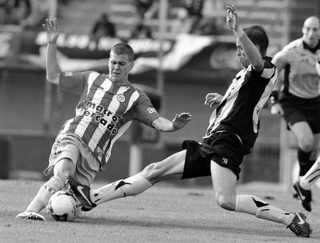 Santiago Carrera, de River Plate, y Carlos Valdez, de Peñarol, ayer, en el estadio Centenario. · Foto: Nicolás Celaya Santiago Carrera, de River Plate, y Carlos Valdez, de Peñarol, ayer, en el estadio Centenario. · Foto: Nicolás Celaya