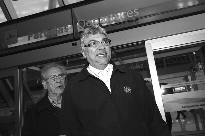 Fernando Lugo y Jorge Mazzarovich, anoche, en el Aeropuerto de Carrasco, tras el arribo del ex presidente paraguayo a nuestro país · Foto: Nicolás Celaya