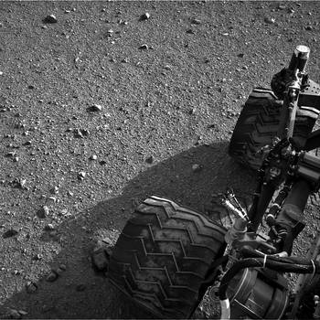 El suelo marciano bajo las ruedas del Curiosity, imagen tomada por la cámara de navegación del vehículo
después del tercer paseo de 16 metros sobre Marte, el día 22 de la misión (el 28 de agosto de 2012). foto: jpl-caltech, nasa El suelo marciano bajo las ruedas del Curiosity, imagen tomada por la cámara de navegación del vehículo
después del tercer paseo de 16 metros sobre Marte, el día 22 de la misión (el 28 de agosto de 2012). foto: jpl-caltech, nasa