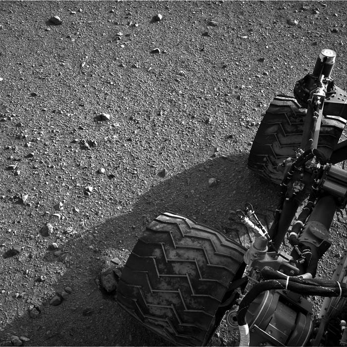 El suelo marciano bajo las ruedas del Curiosity, imagen tomada por la cámara de navegación del vehículo
después del tercer paseo de 16 metros sobre Marte, el día 22 de la misión (el 28 de agosto de 2012).  foto: jpl-caltech, nasa · Foto: jpl-caltech, nasa