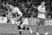 Edinson Cavani, de Uruguay y Luis Saritama, de Ecuador, ayer tras el gol de Cavani.