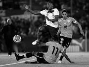 Antonio Valencia de Ecuador, Álvaro Pereira y Gastón Ramírez de Uruguay, durante el primer tiempo.