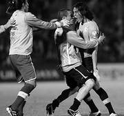 Juan Castillo, Diego Pérez y Edinson Cavani, ayer, tras el gol del empate ante Ecuador. 