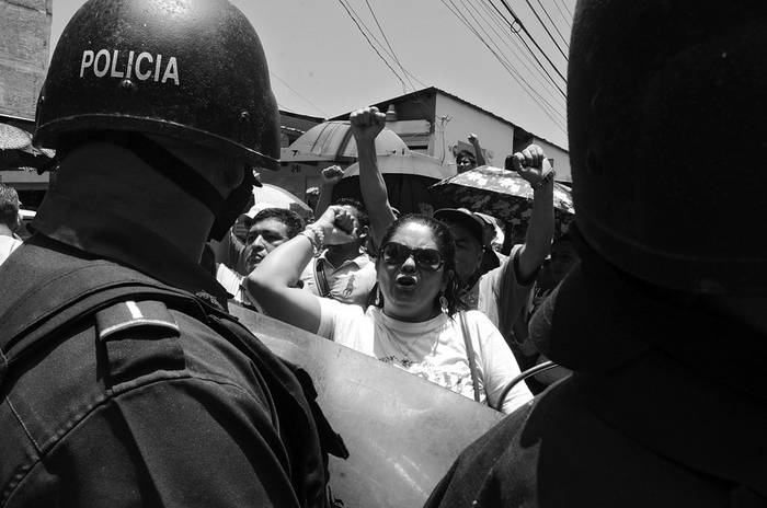 Manifestación de campesinos de Bajo Aguan, en Tegucigalpa, para pedir la liberación de sus compañeros detenidos
en protestas en agosto, en las que reclamaban ser recibidos por el presidente del Poder Judicial, Jorge Rivera,
en el marco de la lucha con los propietarios de tierras.  · Foto: Orlando Sierra, Afp