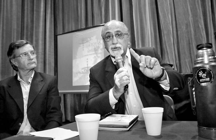 Gustavo Melazzi y Antonio Elías, el martes durante la presentación. · Foto: Javier Calvelo