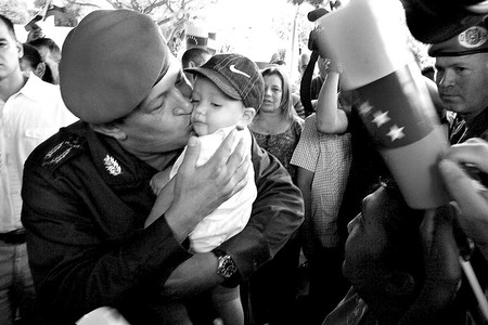 El presidente venezolano, Hugo Chávez, durante su visita, con el presidente de Ecuador, Rafael Correa, a una base militar de Caracas en
la cual se refugian varios de los damnificados por las lluvias que afectaron recientemente a este país. · Foto: Efe, Harold Escalona El presidente venezolano, Hugo Chávez, durante su visita, con el presidente de Ecuador, Rafael Correa, a una base militar de Caracas en
la cual se refugian varios de los damnificados por las lluvias que afectaron recientemente a este país. · Foto: Efe, Harold Escalona