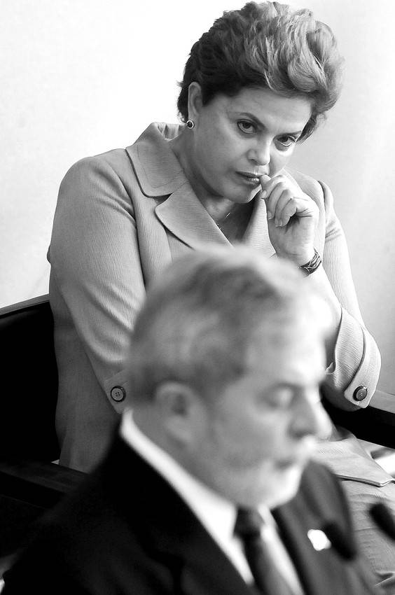 Luiz Inácio Lula da Silva y la presidenta electa, Dilma Rousseff,
en el palacio de Planalto, en Brasilia, durante el acto en el que Lula
registró el balance de sus ocho años de gobierno ante notario, una
medida con la que pretende “rendir cuentas” a la sociedad. · Foto: EFE, Fernando Bizerra Jr