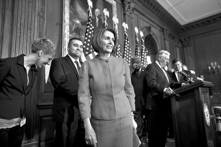 La presidenta de la Cámara de Representantes, Nancy Pelosi, durante una rueda de prensa para dar a conocer el levantamiento a la veda
a homosexuales en el Ejército de Estados Unidos. · Foto: Efe, Jim Lo Scalzo La presidenta de la Cámara de Representantes, Nancy Pelosi, durante una rueda de prensa para dar a conocer el levantamiento a la veda
a homosexuales en el Ejército de Estados Unidos. · Foto: Efe, Jim Lo Scalzo