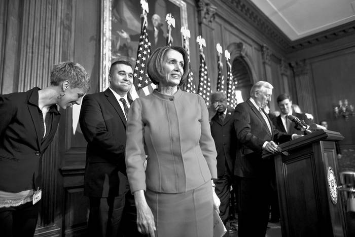 La presidenta de la Cámara de Representantes, Nancy Pelosi, durante una rueda de prensa para dar a conocer el levantamiento a la veda
a homosexuales en el Ejército de Estados Unidos.  · Foto: Efe, Jim Lo Scalzo