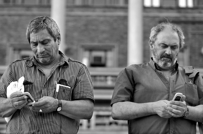 Aníbal Varela y Álvaro Soto, ayer, durante el acto organizado por la Tendencia Clasista y Combativa en la explanada
de la Intendencia de Montevideo. · Foto: Javier Calvelo