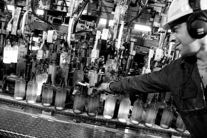 Un trabajador en la fábrica cooperativa Envidrio. (archivo, agosto de 2010) · Foto: Victoria Rodríguez