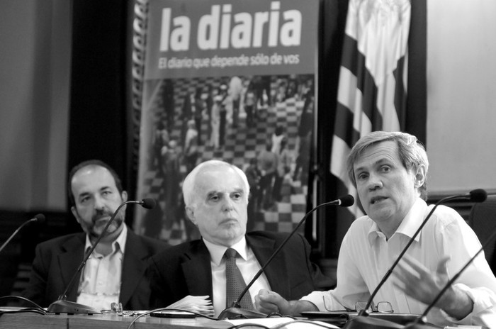 Marcelo Pereira, Samuel Pinheiro Guimarães y Rodrigo Arocena, ayer, en la Universidad de la República.  · Foto: Nicolás Celaya