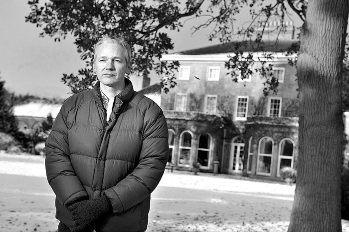 El fundador de Wikileaks, Julian Assange, frente a la mansión de Suffolk, sureste de Inglaterra, donde cumple la libertad condicional,
el viernes 17.  foto: efe, james fletcher · Foto: Efe, James Fletcher