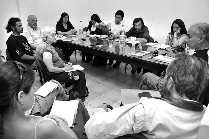 Comisión de trabajo para discutir el tratamiento de los residuos sólidos, el viernes, en la sede del PIT-CNT. · Foto: Javier Calvelo