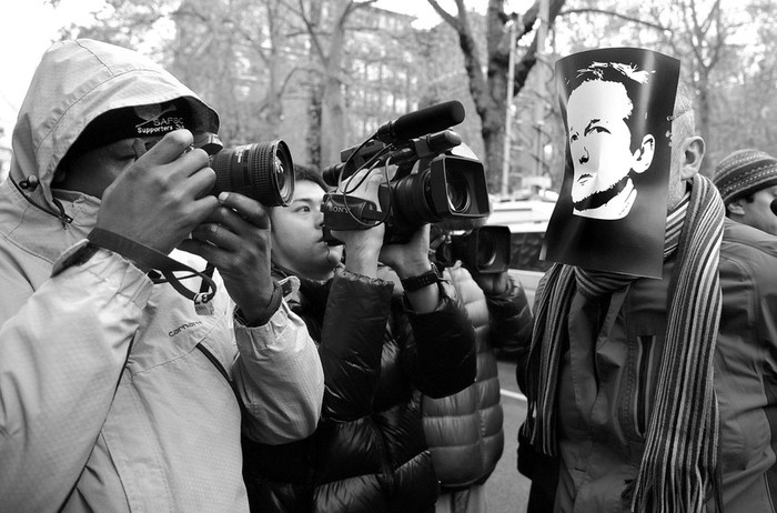 Manifestante con una máscara con la imagen del fundador del portal Wikileaks,
Julian Assange, frente al juzgado de Primera Instancia de Westminster, en Londres.  · Foto:  Efe, Andrew Gombert