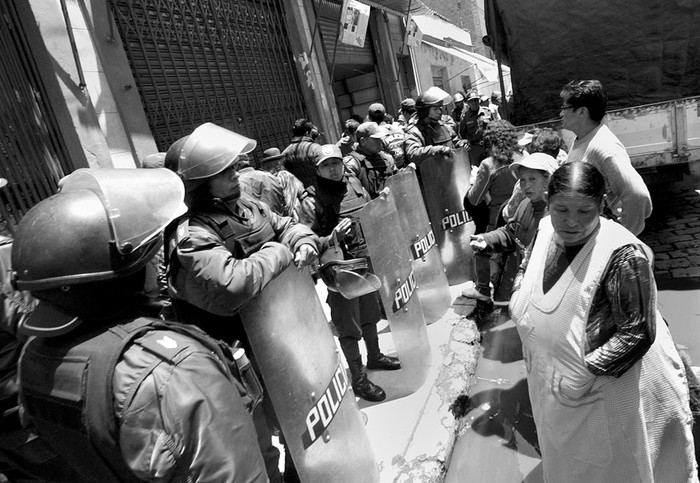 Un grupo de personas hace fila para conseguir comida en los puestos de distribución estatal de alimentos Empresa de Apoyo a la Producción de Alimentos (Emapa), en La Paz.  · Foto: Efe, Javier Mamami