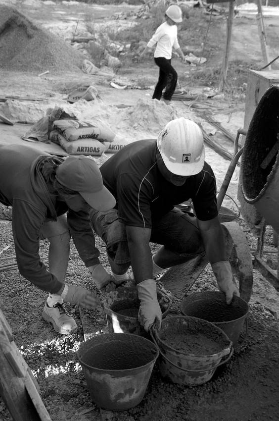 Trabajos de construcción en una cooperativa de vivienda por ayuda mutua. (archivo, enero de 2008) · Foto: Javier Calvelo