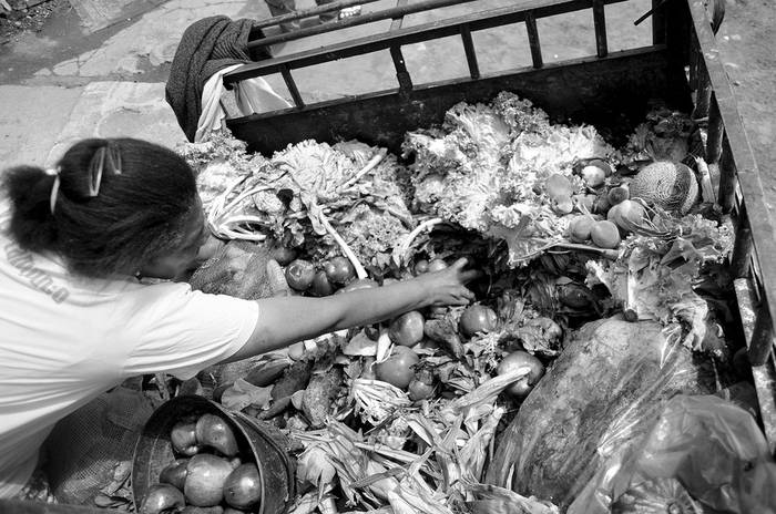 Vecina de un asentamiento montevideano recicla frutas y verduras recolectadas en la feria.  · Foto: Victoria Rodríguez