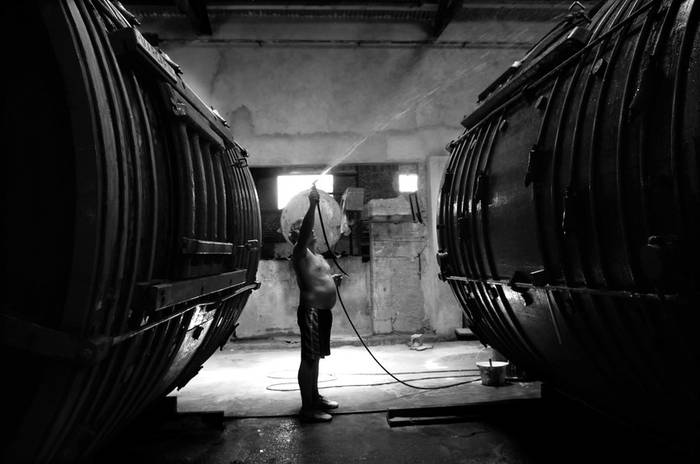 Integrante de la curtiembre Uruven en la planta donde se está instalando el emprendimiento · Foto: Nicolás Celaya