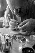 Arturo Buchbinder en su penúltimo día de trabajo antes de cerrar definitivamente su vieja relojería de Pocitos