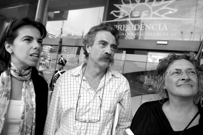 Gimena Gómez, Ignacio Errandonea y Mara Martínez, ayer, en la Torre Ejecutiva. · Foto: Nicolás Celaya