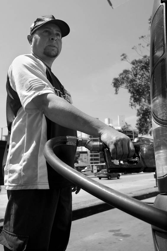 Trabajador de una estación de servicio. (archivo, octubre de 2009) · Foto: Pablo Nogueira