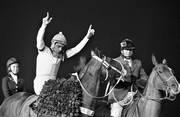 El jockey José Aparecido y el caballo Mr. Nedawy, ganadores del premio José Pedro Ramírez, ayer, en el Hipódromo de Maroñas.
