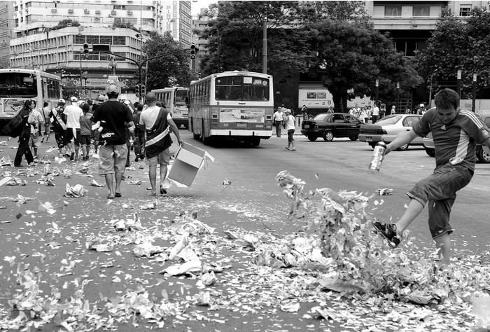 Movilización de trabajadores de Consorcio Ambiental del Plata (CAP), ayer, frente a la Intendencia de Montevideo. · Foto: Nicolás Celaya