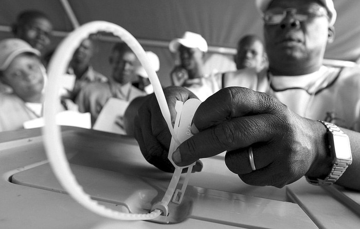 Trabajos de sellado de urnas electorales durante el referendo de autodeterminación de la región autónoma del sur de Sudán, ayer, en un colegio de Juba. · Foto:  Efe, Mohamed Messara