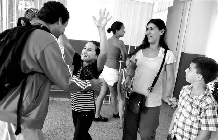 Entrada de escolares a la escuela 317, ayer, instantes previos a la presentación del programa Verano Educativo.  · Foto: Victoria Rodríguez