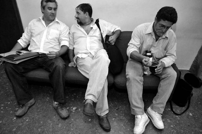 Dirigentes de AEBU en el Ministerio de Trabajo, previo a la reunión con las autoridades. (archivo, enero de 2011)
 · Foto: Javier Calvelo