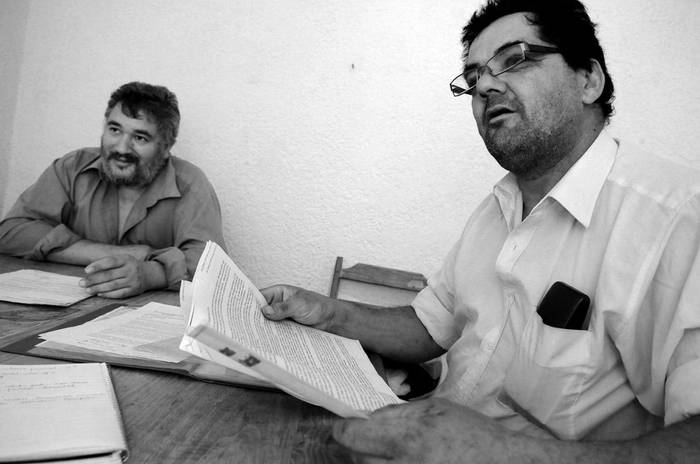 Eduardo Silva y Silvio Olivera, durante la entrevista con la diaria.  · Foto: Nicolás Celaya