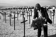 Participante del homenaje celebrado ayer en St Christophe, Titanyen, a las afueras de Puerto Príncipe (Haití), zona donde se excavaron las fosas comunes para las víctimas del terremoto del 12 de enero de 2010.  

