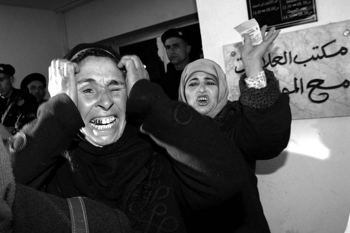 Protestas a las afueras del ediﬁcio de la Prefectura el lunes en Sidi Bouzid (Túnez). · Foto: Efe, Stringer